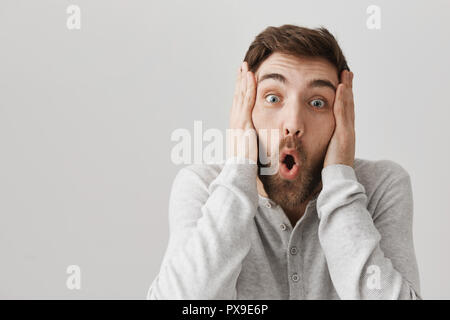 Je ne peux pas croire que vous êtes tellement chanceux, pas moyen. Portrait de ravis et surpris l'homme à barbe tenant les mains sur la tête et de dire wow tout en regardant à l'audience, l'appareil photo génial incroyable news Banque D'Images