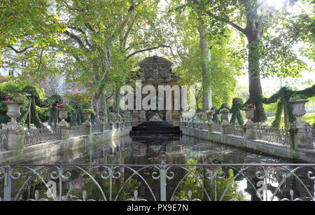 Fontaine Médicis Baroque romantique conçu au début XVII siècle dans les jardins du Luxembourg . Paris. La France. Banque D'Images