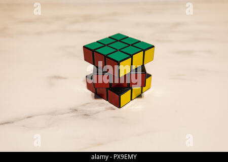 Rubik's Cube sur une plaque de marbre, montrant vert, jaune et rouge libre Banque D'Images