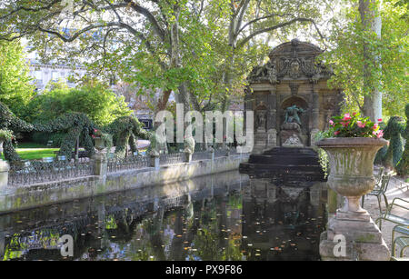 Fontaine Médicis Baroque romantique conçu au début XVII siècle dans les jardins du Luxembourg . Paris. La France. Banque D'Images