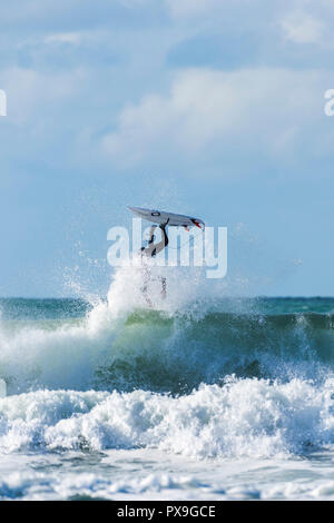 Un surfeur dans une spectaculaire à wipeout dans Fistral Newquay en Cornouailles. Banque D'Images