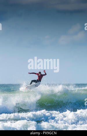 UK Surf - un surfer une vague à Newquay dans Fistral à Cornwall. Banque D'Images