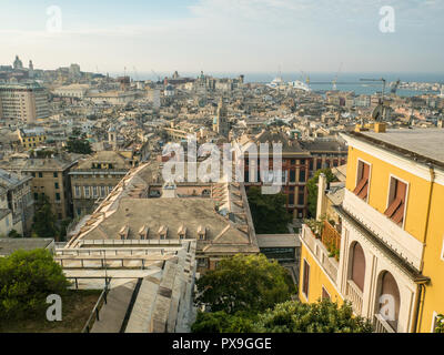 Gênes, une ville portuaire dans la région de Ligurie. Spianata Castelletto, vue de la façade du Palazzo Rosso rouge peut être vu au centre à droite. Banque D'Images