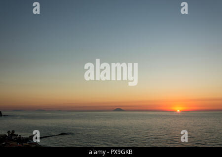 Coucher du soleil sur l'île volcanique de Stromboli voir de tropea en Calabre, Italie Banque D'Images