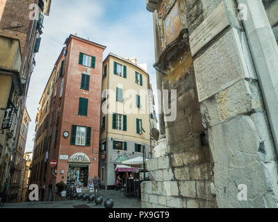 En regardant par la porte de "Porta Soprana' dans les propriétés d'en face, à Gênes, Ligurie, Italie. Banque D'Images