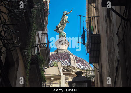 En tête,Statue,la Basilique de la Merce,du,balcon,étroites ruelles,doublée,de,Quartier Gothique,Barrio,Barcelone,Catalan,Catalogne,Catalunya, Espagne, Espagnol, Banque D'Images