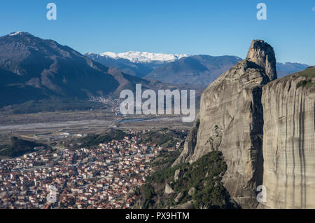 Paysage avec Kalambaka ville avec des montagnes du Pinde à l'arrière-plan. Près de monastères et les formations rocheuses des météores en Grèce. Banque D'Images