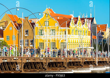 WILLEMSTAD, Pays-Bas - le 23 janvier 2018 : vue sur le pont flottant Banque D'Images