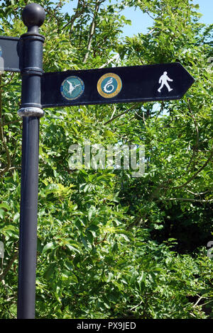 Panneau de métal pour l'île d'Anglesey Coastal Path dans Benllech, Pays de Galles, Royaume-Uni. Banque D'Images