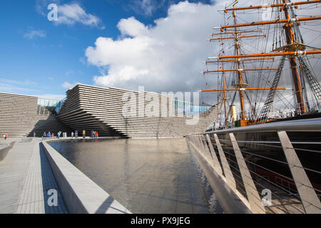 Le nouveau V et un musée à Dundee, Ecosse, UK avec le RSS Découverte, le premier bateau de prendre Scott et Shakleton à l'Antarctique. Banque D'Images