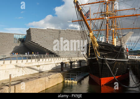 Le nouveau V et un musée à Dundee, Ecosse, UK avec le RSS Découverte, le premier bateau de prendre Scott et Shakleton à l'Antarctique. Banque D'Images