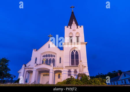 Notre Dame Reine de la paix de l'Église catholique éclairé la nuit dans Boothbay Harbor Maine Banque D'Images