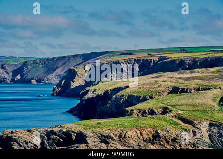 Beau paysage de la côte de Cornouailles sur le chemin de Port Isaac, North Cornwall, Angleterre Banque D'Images