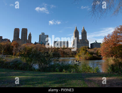 La ville de New York, Central Park, le lac vue sur les majestueuses, Eldorado et d'autres immeubles d'appartements. Banque D'Images