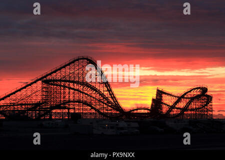 Le Grand Blanc Roller Coaster à l'aube sur la promenade à Wildwood, New Jersey, USA Banque D'Images
