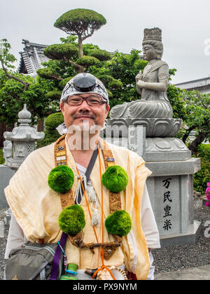 Yamabushi en costume traditionnel, praticien de shugendo, culte, temple montagne Mandaraji 72 88 Shikoku pèlerinage temple, Kagawa, Japon Banque D'Images