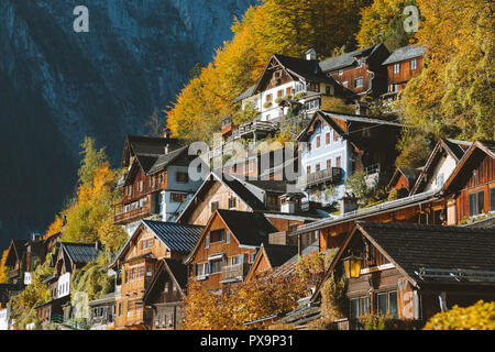 Hallstatt en automne, Salzkammergut, Autriche Banque D'Images