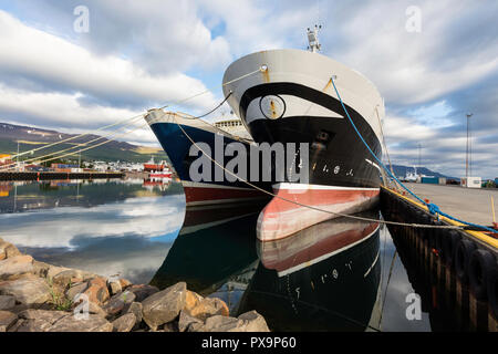 La pêche commerciale et le port d'expédition d'Akureyri, au large de la côte nord de l'Islande. Banque D'Images