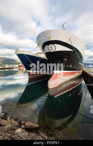 La pêche commerciale et le port d'expédition d'Akureyri, au large de la côte nord de l'Islande. Banque D'Images