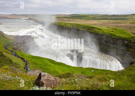 Les touristes visitant les Chutes d'or, Gullfoss iconiques, Olfusa River dans le sud-ouest de l'Islande. Banque D'Images