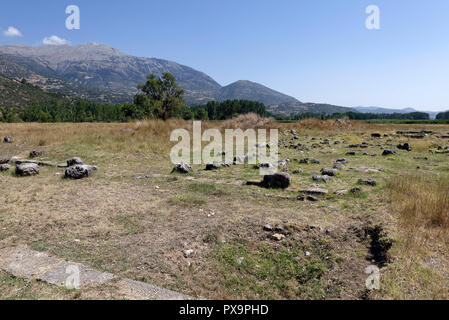 Ruines d'une villa romaine, un complexe de 11 chambres disposées autour d'une cour pavée avec un puits. Stymphalia. Péloponnèse. La Grèce. Banque D'Images