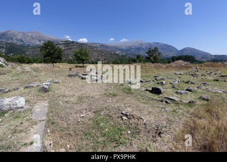 Ruines d'une villa romaine, un complexe de 11 chambres disposées autour d'une cour pavée avec un puits. Stymphalia. Péloponnèse. La Grèce. Banque D'Images