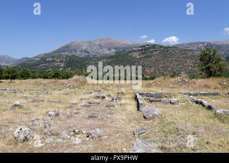 Ruines de la Villa Romaine à gauche et droite sur résidence pierre hellénistique. Stymphalia. Péloponnèse. La Grèce. La Villa Romaine est un complexe de onze r Banque D'Images