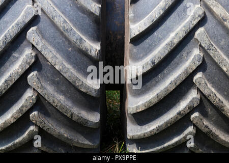 Connectés ensemble deux grandes roues en caoutchouc du tracteur, qu'il aurait une grande perméabilité vasculaire et ne pas être coincé dans la boue sur le terrain Banque D'Images