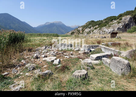 Ruines de la maison de la fontaine, qui l'eau d'un printemps perpétuel continue à bouillonner. Stymphalos. Stymphalia. Péloponnèse. La Grèce. La fontaine chambre Banque D'Images