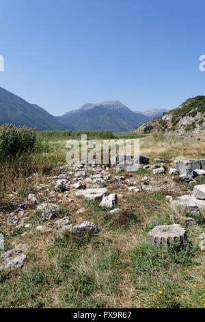 Ruines de la maison de la fontaine, qui l'eau d'un printemps perpétuel continue à bouillonner. Stymphalos. Stymphalia. Péloponnèse. La Grèce. La fontaine chambre Banque D'Images