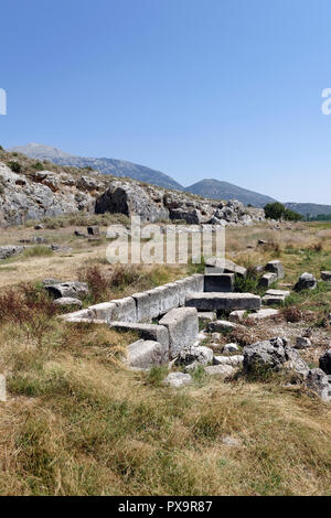 Ruines de la maison de la fontaine, qui l'eau d'un printemps perpétuel continue à bouillonner. Stymphalos. Stymphalia. Péloponnèse. La Grèce. La fontaine chambre Banque D'Images