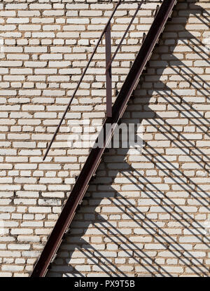 Un escalier de secours sur un mur d'un bâtiment historique, le temps ensoleillé Banque D'Images