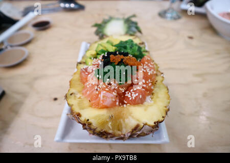 Salade de saumon à l'ananas Banque D'Images