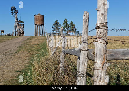 Moulin à vent et des clôtures dans une ville fantôme de l'ouest du Dakota du Sud Banque D'Images