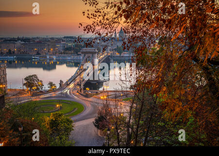 Budapest, Hongrie - le célèbre Pont des Chaînes Szechenyi Lanchid () et Adam Clark Square rond-point au lever du soleil avec un joli feuillage d'automne Banque D'Images