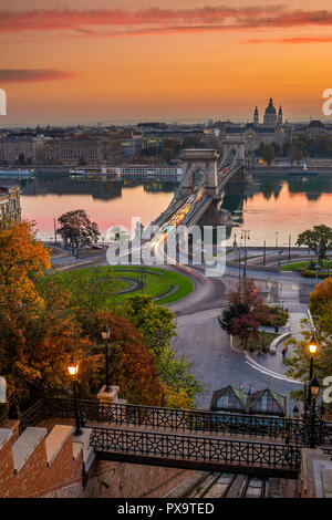 Budapest, Hongrie - le célèbre Pont des Chaînes Szechenyi Lanchid () et Adam Clark Square rond-point au lever du soleil avec un joli feuillage d'automne Banque D'Images