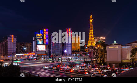 Une longue exposition de la circulation sur l'intersection de l'East Flamingo Road & Las Vegas Boulevard, à Las Vegas, Nevada, USA Banque D'Images