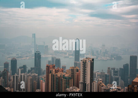 Horizon de Hong Kong depuis Victoria Peak. Il s'agit d'une vue sur la ville, Orange et sarcelle d'humeur. Banque D'Images