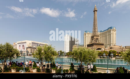 Les touristes regardant des fontaines du Bellagio en dehors de Paris Las Vegas Banque D'Images