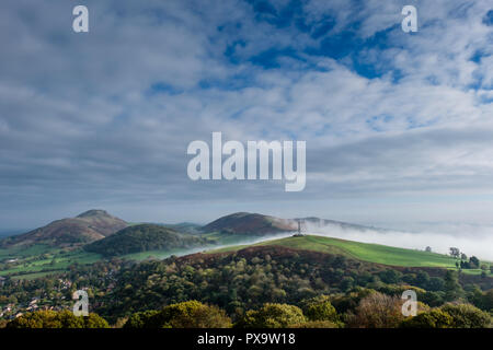 Mist envahissent la colline Faye Hellner, avec Helmeth Hill, la CAER Caradoc et l'espoir dans la claire Bowdler, Church Stretton, Shropshire Banque D'Images