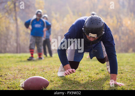 Jeune joueur de football américain en action au cours de la formation sur le terrain Banque D'Images