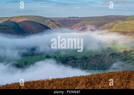 Brouillard dans une des vallées du Long Mynd, vu de Ragleth, Hill Church Stretton, Shropshire Banque D'Images