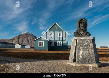 Buste de l'explorateur polaire norvégien Roald Amundsen, en face de la station de recherche allemand Koldewey et marine de l'Arctique Banque D'Images