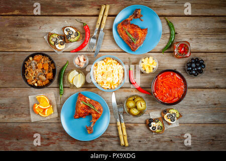 Table de dîner. Divers plats et collations sur une table antique en bois avec barbecue de poulet et la bière. Le concept de manger en plein air Banque D'Images