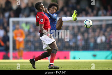 Paul Pogba Manchester United (à gauche) et la bataille de Willian Chelsea la balle au cours de la Premier League match à Stamford Bridge, Londres. Banque D'Images