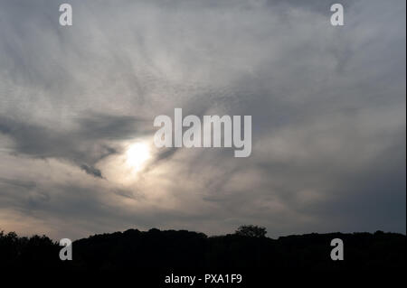 Nuageux nuages en couches épaisses gris couvre une faible coucher de soleil sur l'été dernier, avec altostratus nimbostratus nuages dans l'avancement du front chaud Banque D'Images