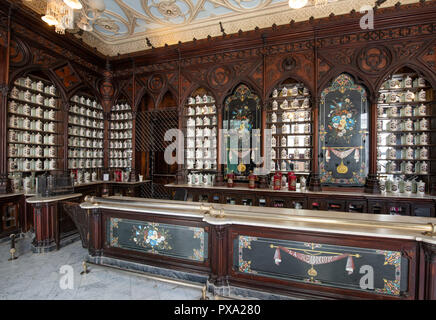 Intérieur de la pharmacie Taquechel historique à La Havane. Banque D'Images