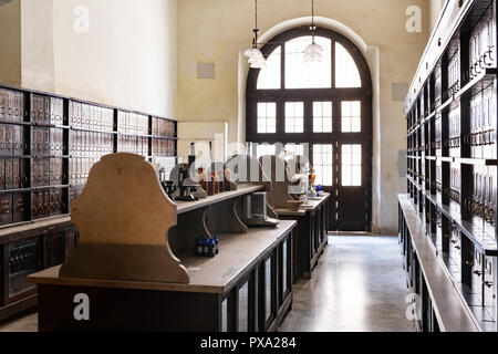 Intérieur de la pharmacie Taquechel historique à La Havane. Banque D'Images