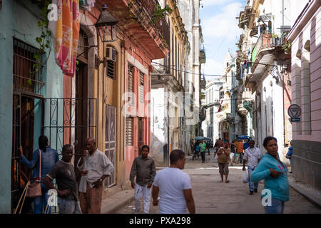 Scène de rue avec des gens de la vieille Havane. Banque D'Images