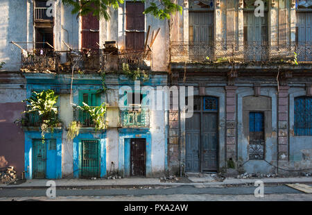 Vieux mais colorés façades délabrées à La Havane. Banque D'Images